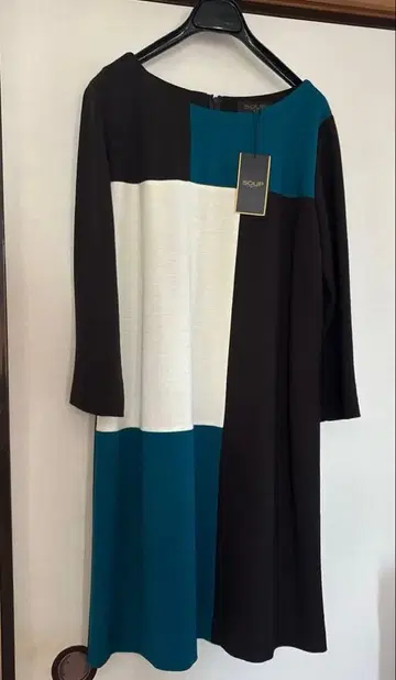 SOUP 블록 컬러가 특징인 무릎 기장 원피스.