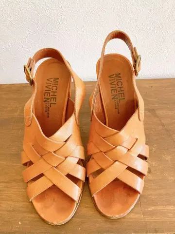 MICHEL VIVIEN 베이지 크로스 스트랩 샌들