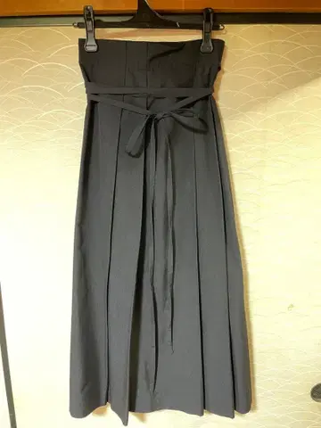 블랙 리본 포함 롱 플리츠 스커트