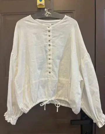 화이트 버튼 달린 긴팔 셔츠