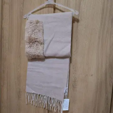 FURLA 핑크 베이지 퍼 포함 스톨