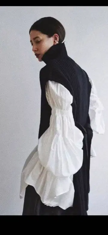 에트레 도쿄 하프 지퍼 니트 베스트