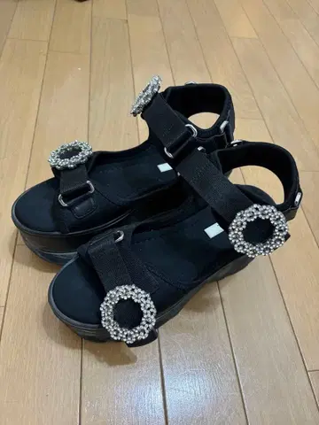 비쥬 장식 블랙 플랫폼 샌들