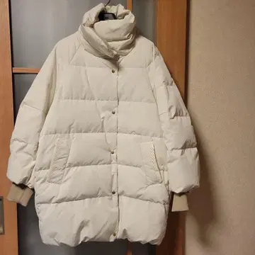 화이트 다운 자켓 하이넥