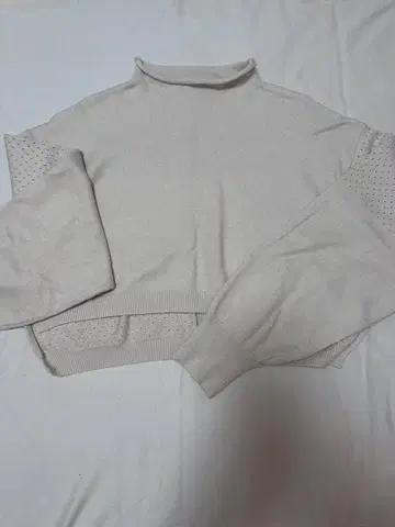 Juemi 베이지 하이넥 숏 기장 스웨터 FREE사이즈