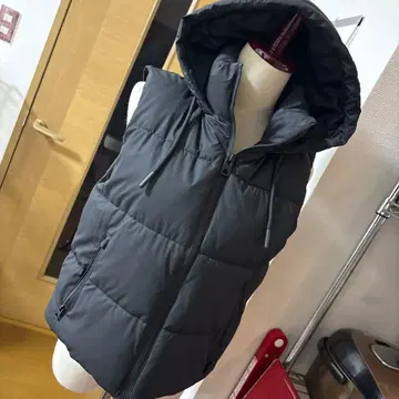 ZARA 블랙 후드 부착 다운 베스트