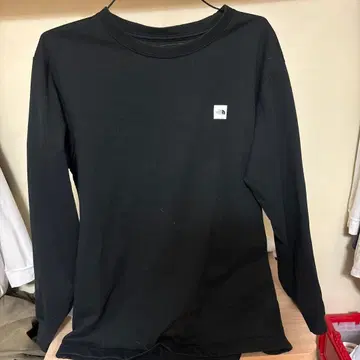 블랙 긴팔 셔츠 왼쪽 가슴 로고 포함