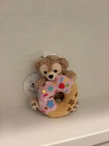 더피 도넛 봉제 인형 배지
