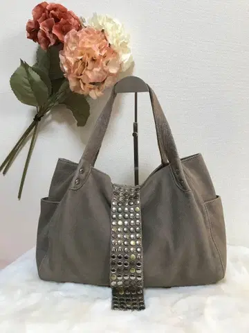 천연 가죽 스터드 장식 토트백