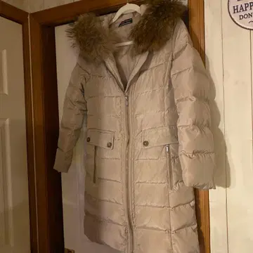 퍼가 달린 베이지 롱 다운 자켓