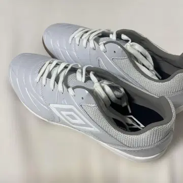 엄브로의 실내용 풋살화