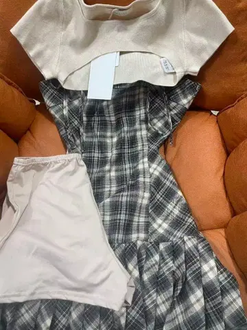 ANDMARY 인기 체크 무늬 미니 원피스, S 사이즈 판매합니다.