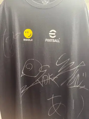 RIDDLE 사인 포함 블랙 T셔츠