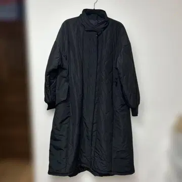 블랙 퀼팅 롱 코트 후드 부착