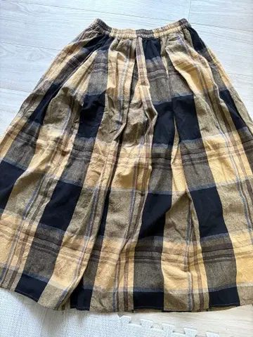 블랙과 옐로우 컬러의 체크 무늬 롱 스커트