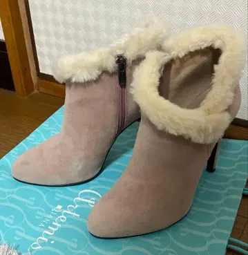 DIANA 부티 스웨이드 퍼