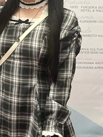 pium 초커 달린 코튼 프릴 긴팔 원피스