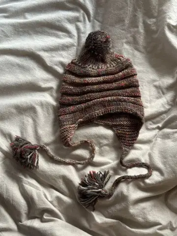 멀티 컬러 스트라이프 폼폼 포함 니트 모자