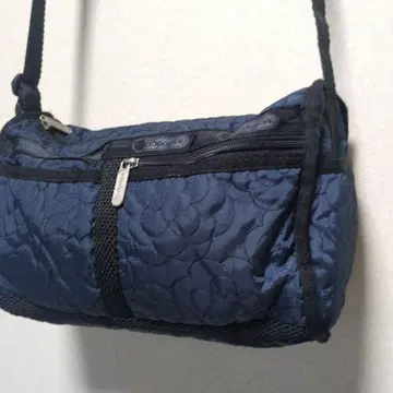 LeSortsac 네이비 퀼팅 숄더백