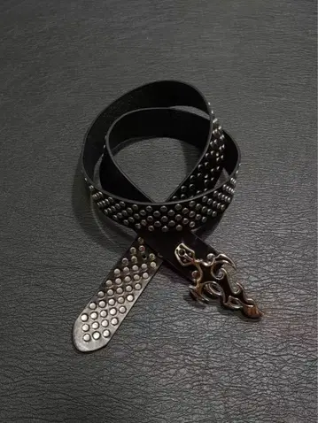 스터드 장식 가죽 벨트