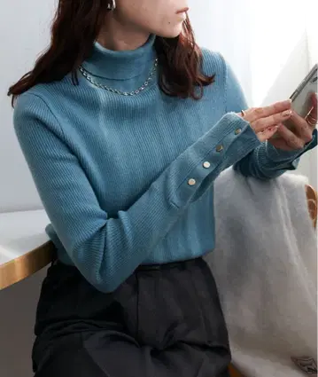 [ DISCOAT ] 리브 소매 버튼 터틀넥 스카이블루 F 사이즈
