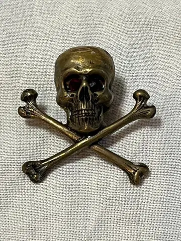 스컬과 뼈 핀 배지 골드