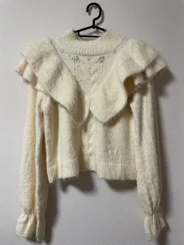 axes femme 프릴 아이보리 스웨터 비쥬 펄