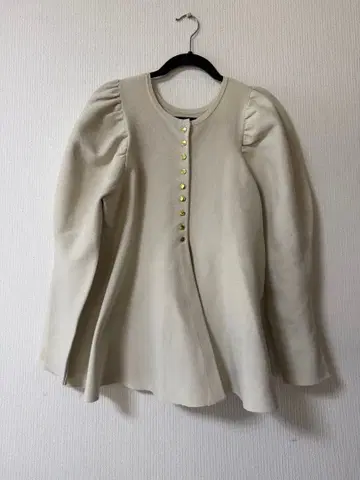 CADUNE 카듀네 카와카미 모모코 씨 콜라보 퍼프 슬리브 페플럼 니트