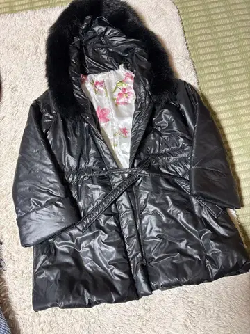 블랙 퍼 후드 꽃무늬 다운 자켓