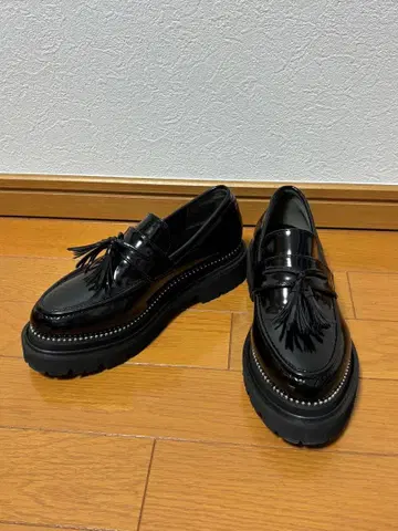 menue 블랙 프린지 장식 통굽 로퍼