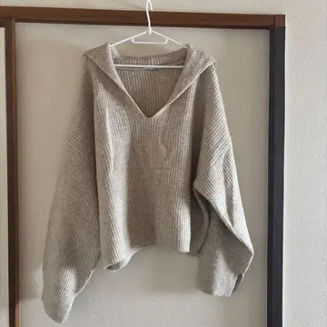 아이보리 베이지 V넥 니트