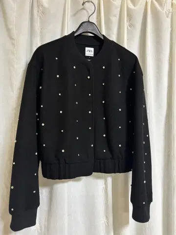 ZARA 펄 장식 블랙 자켓 가격 인하 협상