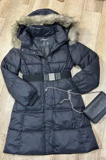 후드 부착 블랙 다운 자켓