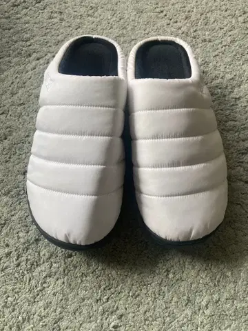 SUBU 화이트 퀼팅 슬리퍼