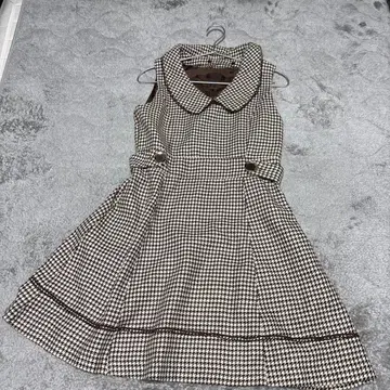 하운드투스 패턴 슬리브리스 원피스