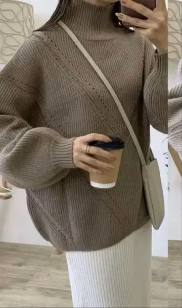 BLATE 뉴앙스 디자인 하이넥 니트 모카 브라운