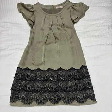 #달리아 스 켈리 광택이 나는 올리브 그린 반팔 원피스 밑단 레이스 포함