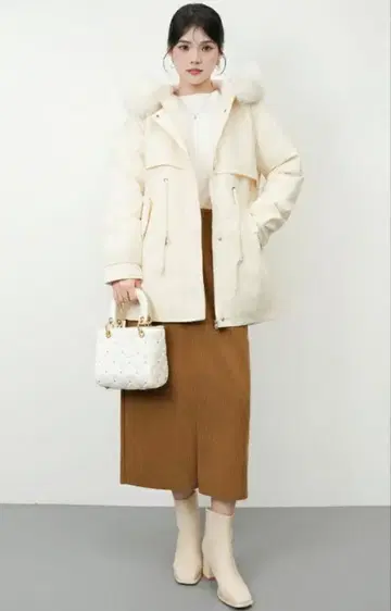 택 포함 새상품 화이트 다운 자켓 M