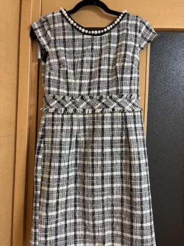 트위드 체크 드레스 펄 넥라인