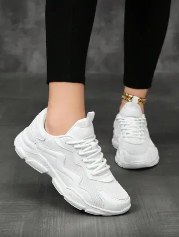 화이트 메쉬 스니커즈