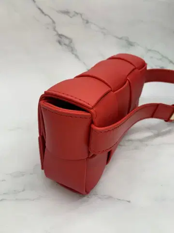 [클리어런스 세일] 천연 가죽 인트레차트 벨트백 사선 레드