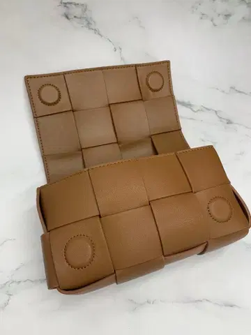 [클리어런스 세일] 소가죽 인트레차트 벨트백 사선 크로스백(브라운)