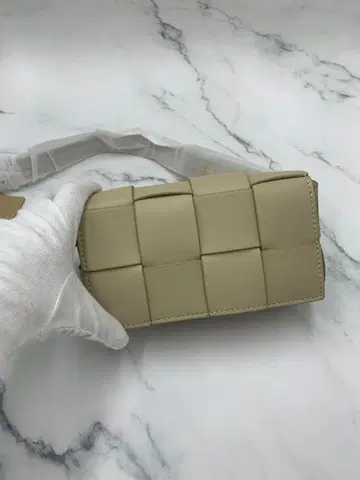 [ 클리어런스 세일 ] 소가죽 인트레차트 벨트 백 사선(베이지)