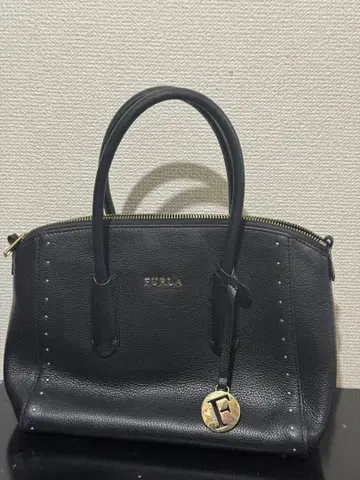 FURLA 블랙 가죽 핸드백 스터드 장식