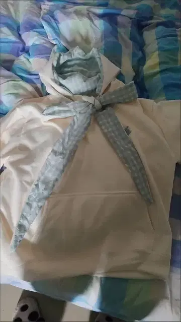 리본 포함 화이트 후드티