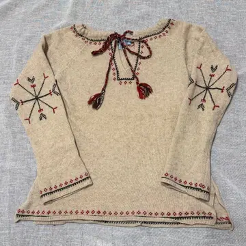 자수 들어간 베이지 긴팔 니트 스웨터