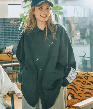 니코앤드 Make stuff '25 테이라 백 절개 셔츠 차콜 새상품