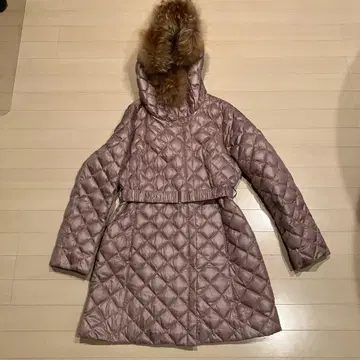 퍼 달린 베이지 퀼팅 자켓