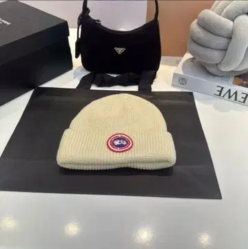 Canadagoose 크림색 리브 비니