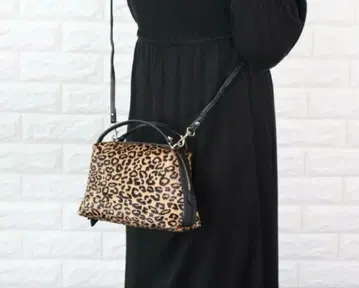 새상품 잔니 키아리니 숄더백 레오파드 무늬